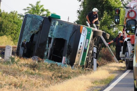 Sokan megsérültek a 442-es úton hajnalban történt buszbales