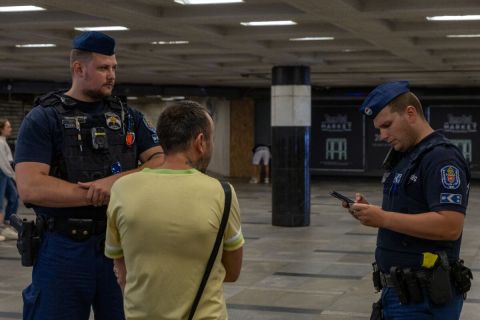 rendőrök aluljáróban