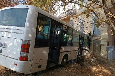 iskolaba-csapodott-busz-szolnok (1)