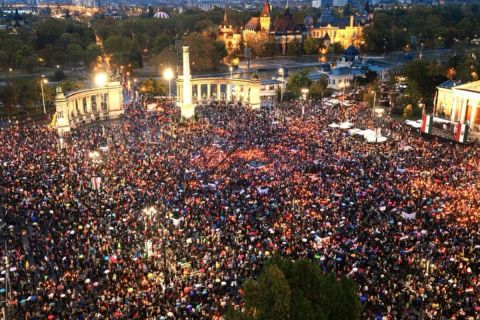 nemzeti-menet-hosok-tere
