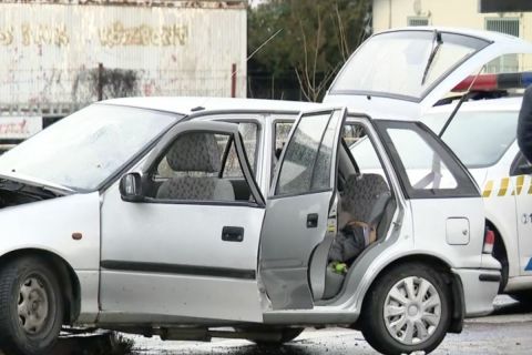 Az ellopott Suzuki Swift, amivel menekülés közben oszlopnak csapódott a tolvaj.