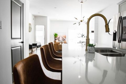 Hogyan teheti egy egyedi konyhapult átláthatóvá és praktikusabbá a mindennapjaidat?