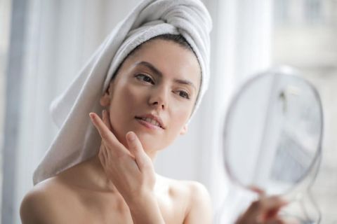 Húzódik, hámlik, feszül? Ezek a vízhiányos bőr tünetei is lehetnek