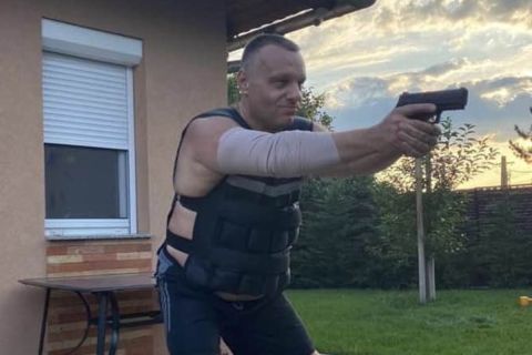 Orbán Áron, a miniszterelnök fegyverkereskedő, migránsvízum-intéző öccse bohóckodik.