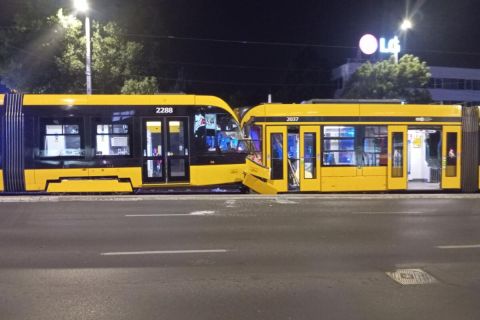 Kocsiszínbe tartó villamosok összeütközésük után július 18-áról 19-ére virradó éjszaka a IX. kerületi Könyves Kálmán körúton, a Mester utca megállóhelyen 2026. július 19-én. A balesetben az egyik villamos vezetője könnyebben megsérült.