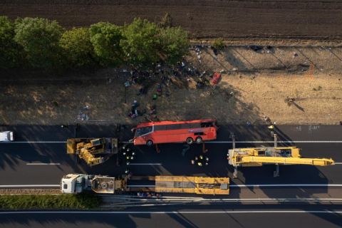 Kiderült, kik utaztak a buszon, amely hajnalban balesetezett az M3-as autópályán