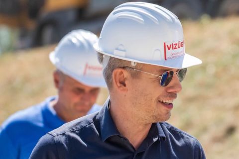 Megkezdődött a bárkák irányított süllyesztése, már emelkedett is a vízállás