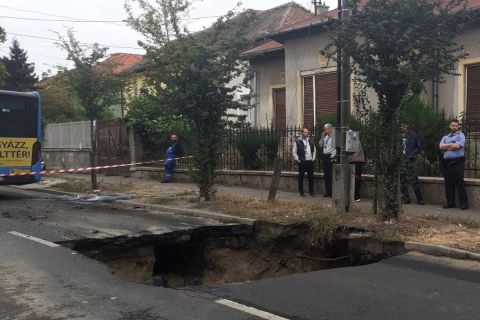 Beszakadt az aszfalt egy busz alatt Rákospalotán