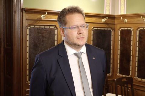 Büdös tróger: 3 milliós fizetéssel szociális bérlakásban lakik a kecskeméti fideszes alpolgármester