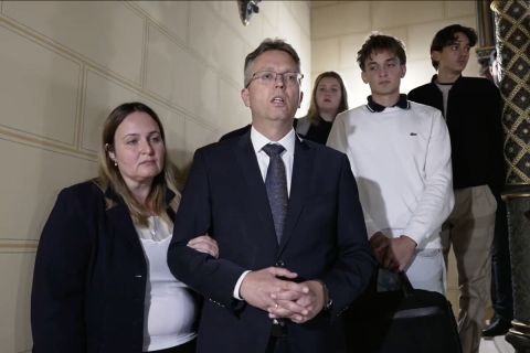 Kikísérték a Parlamentban bujkáló Hankó Balázst a Fidesz- és KDNP-maffiatagok