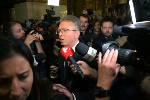 Felfüggesztették a Fidesz-maffia két tagjának mentelmi jogát is