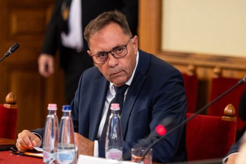 Magyar Péter: Pócs János suttyomban gyerekeket videózott a Parlamentben