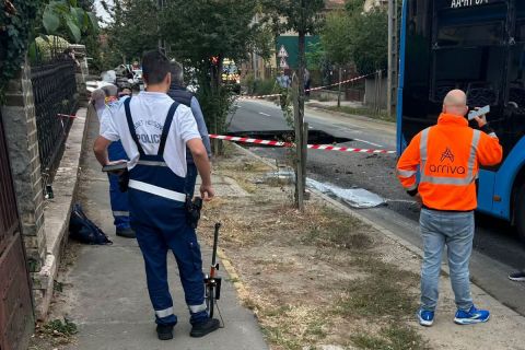 Beszakadt az aszfalt egy busz alatt Rákospalotán