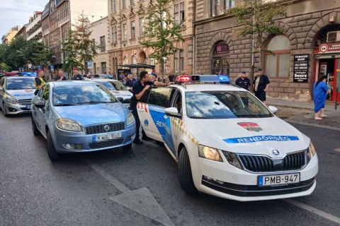 Mi történt? Tizenhét embert fogtak el a rendőrök egy erzsébetvárosi akcióban