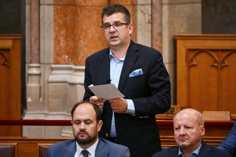 Őrizetbe vették Seszták Miklóst, több, mint 11 milliárd forintot rakhatott el