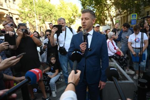 Demonstrációt tartottak a Miniszterelnökség előtt, Magyar Péter kiment a tüntetőkhöz