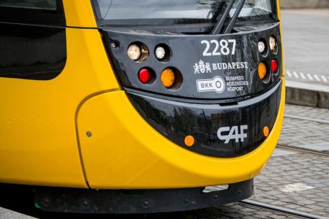 Megkéseltek egy embert a 4-es villamoson