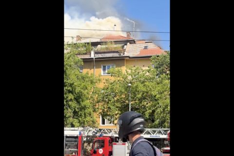 Kigyulladt egy társasház Zuglóban, nagy erőkkel oltják a tűzoltók