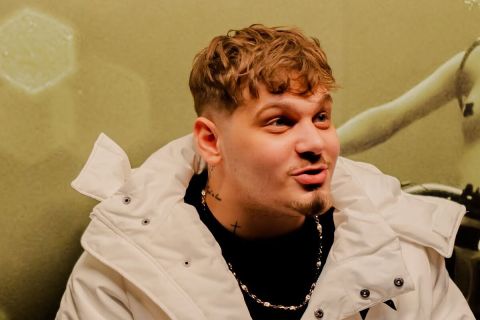Mocskosszájú, szexista suttyórapper Youtube-megtekintéseiről tudósít az MTI