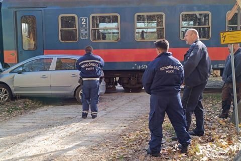 Vonat ütközött autóval Kiskunmajsánál