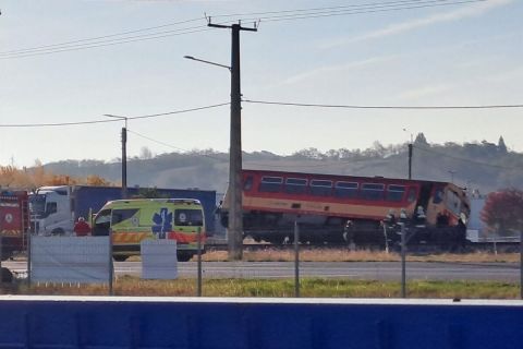 Vonattal ütközött egy autó Nyergesújfalunál