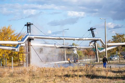 Leállt a távfűtés Pakson, miután egy teherautó letarolta a távhővezetéket