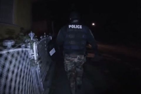 Aranyat rejtett el egy nő a kertjében, majd megmondta egy munkásnak, hogy hol NE ásson – szerinted mi történt ezután?