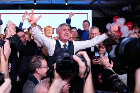 Szerbiában is megbukott Orbán szövetségese, országszerte örömünnep kezdődött