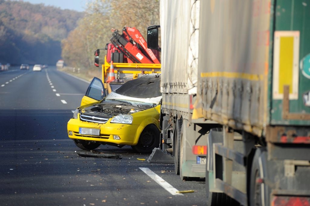 Sérült járművek az M3-as autópálya Budapest felé vezető oldalán, Gödöllő közelében, miután egy kamion álló személygépkocsiba rohant 2018. november 6-án.