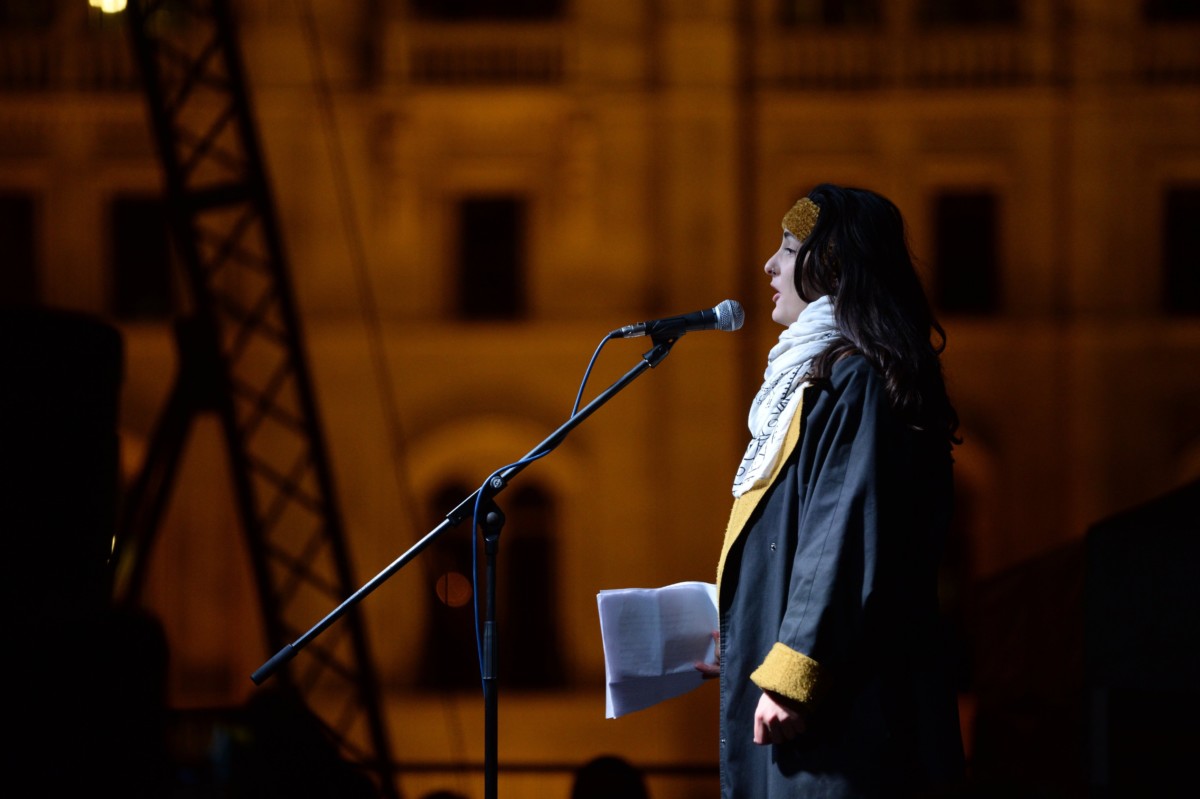 Molnár Via, a Budapesti Corvinus Egyetem Corvinus hallgatója felszólal a Tüntetés a tudomány és az oktatás szabadságáért elnevezésû demonstráción Budapesten, a Parlament előtti Kossuth téren 2018. november 24-én.
