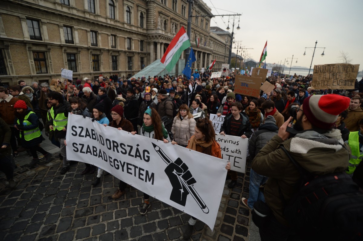 A Tüntetés a tudomány és az oktatás szabadságáért elnevezésû demonstráció résztvevői gyülekeznek a Budapesti Corvinus Egyetemnél 2018. november 24-én.