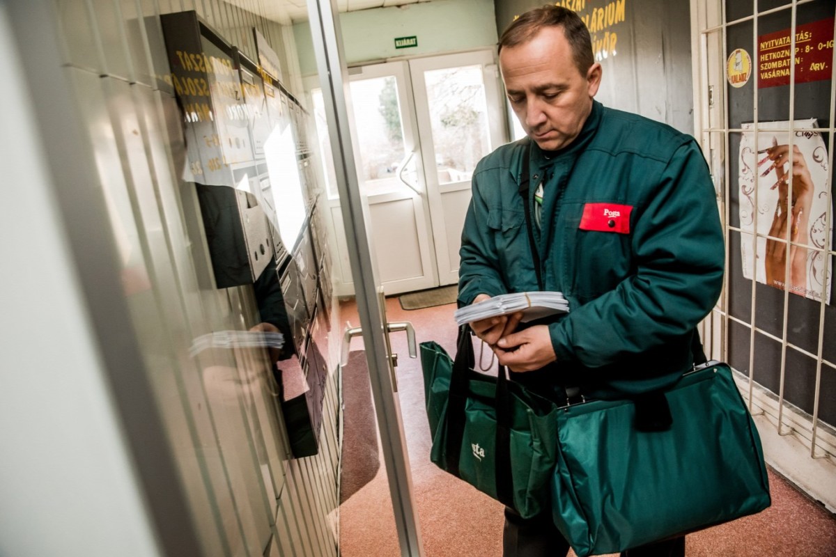 1200 embert kirúg a Magyar Posta