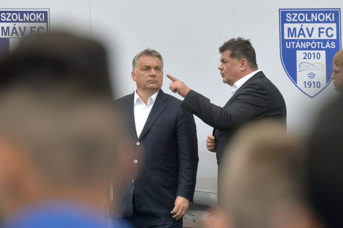 Orbán Viktor miniszterelnök (b) és Nyerges Zsolt, a Szolnoki MÁV FC tulajdonosa az újjáépített Tiszaligeti Stadion megnyitóján Szolnokon 2016. április 9-én.