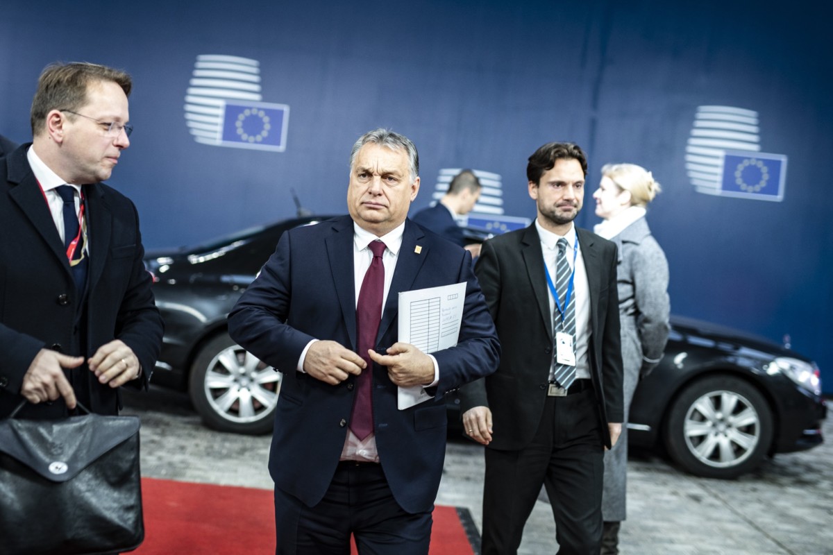 A Miniszterelnöki Sajtóiroda által közreadott képen Orbán Viktor miniszterelnök (b2) érkezik a rendkívüli Brexit-csúcsra Brüsszelben 2018. november 25-én. Mellette Várhelyi Olivér nagykövet, a brüsszeli Állandó Képviselet vezetője (b) és Havasi Bertalan, a Miniszterelnöki Sajtóirodát vezetõ helyettes államtitkár.