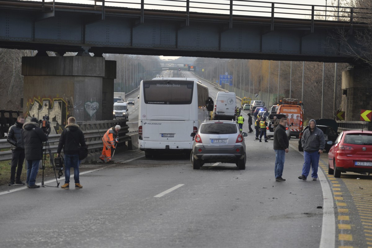 Összetört személygépkocsik 2018. december 27-én az M7-es autópályán Törökbálint térségében, ahol tömegbaleset történt. A Balaton felé vezetõ oldalon hét személyautó, egy kisbusz és egy menetrend szerinti busz karambolozott. A balesetben három ember sérült meg könnyebben, a buszon tizenhárman utaztak, egyiküknek sem esett baja.