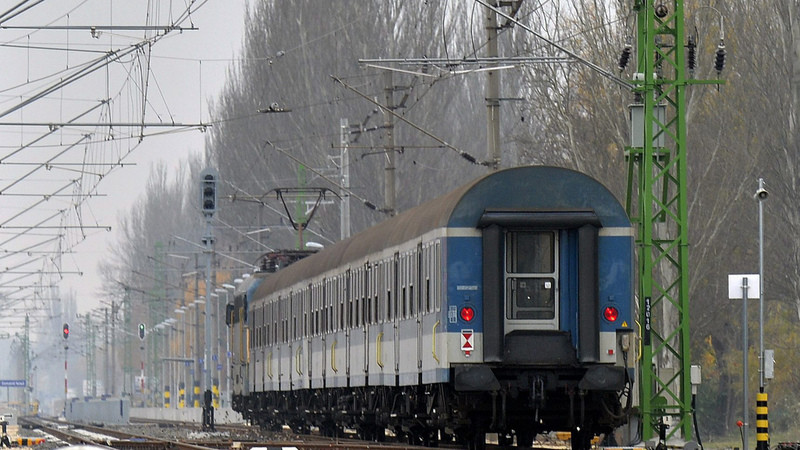 Lerohadt egy vonat a Budapest-Veresegyház-Vác vonalon, jelentős késések