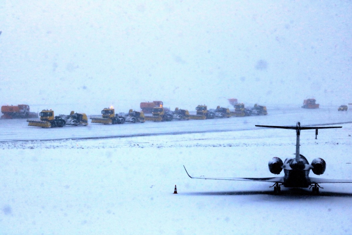 Fennakadások a havazás miatt a Liszt Ferenc Nemzetközi Repülőtéren.