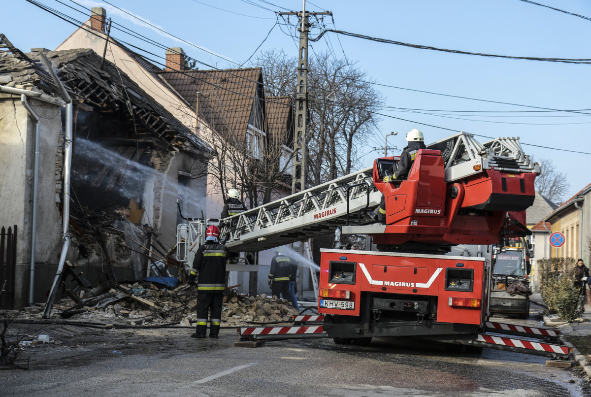 Tűzoltók dolgoznak egy veszprémi társasháznál 2019. január 22-én, miután az épületben feltehetően gázrobbanás történt.
