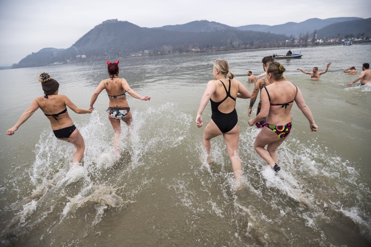 A nagymarosi Duna-parton tartott újévi fürdőzés résztvevői 2019. január 1-jén.