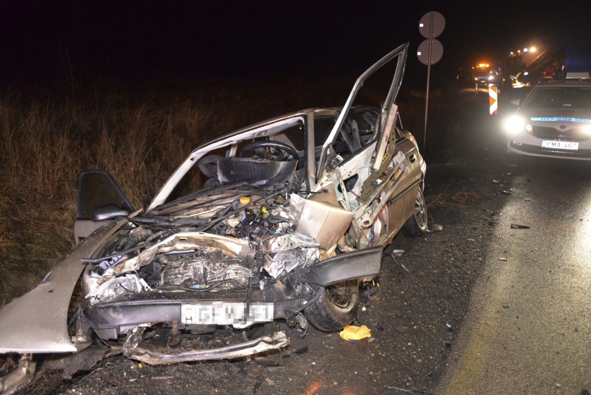 Ütközésben összetört személygépkocsi Albertirsa közelében 2019. február 3-án.