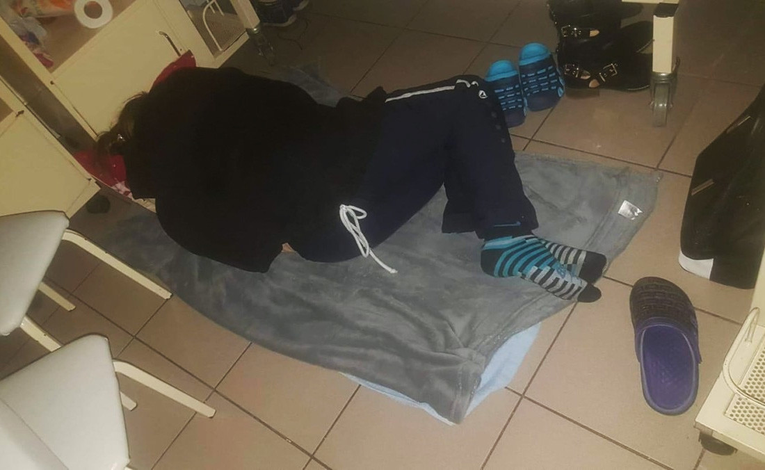 Hiába kaptak ágyakat, továbbra is a földön alszanak az anyukák a Heim Pál kórházban és Debrecenben