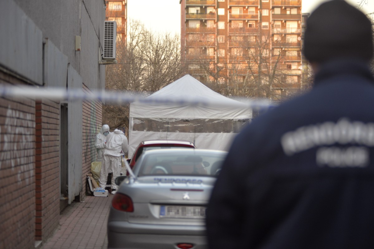 A rendőrség bűnügyi technikusai helyszínelnek 2019. február 17-én a XIV. kerületi Nagy Lajos király útja és Egressy út kereszteződésének közelében, ahol egy autó első ülésén egy halott férfit találtak.