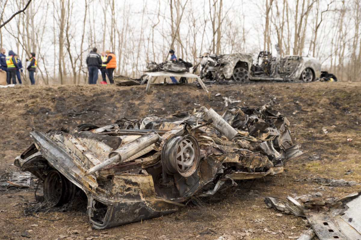 Kiégett személygépkocsik, miután frontálisan ütköztek a 81-es úton, Mezőörsnél 2019. március 10-én.