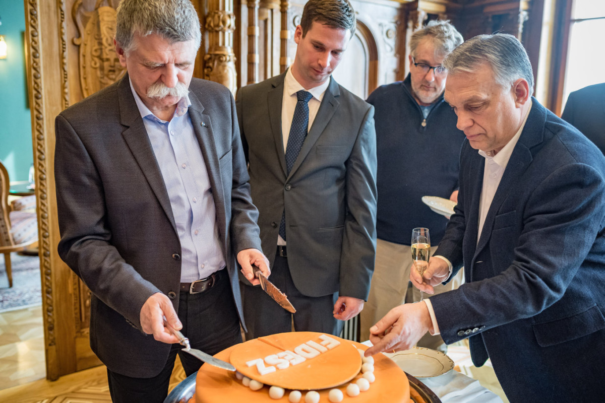 Orbán Viktor miniszterelnök, a Fidesz elnöke (j) és Kövér László, az Országgyűlés elnöke, a Fidesz országos elnökségének tagja (b) a párt 31. születésnapi ünnepségén a Fidesz Lendvay utcai székházában 2019. március 30-án.