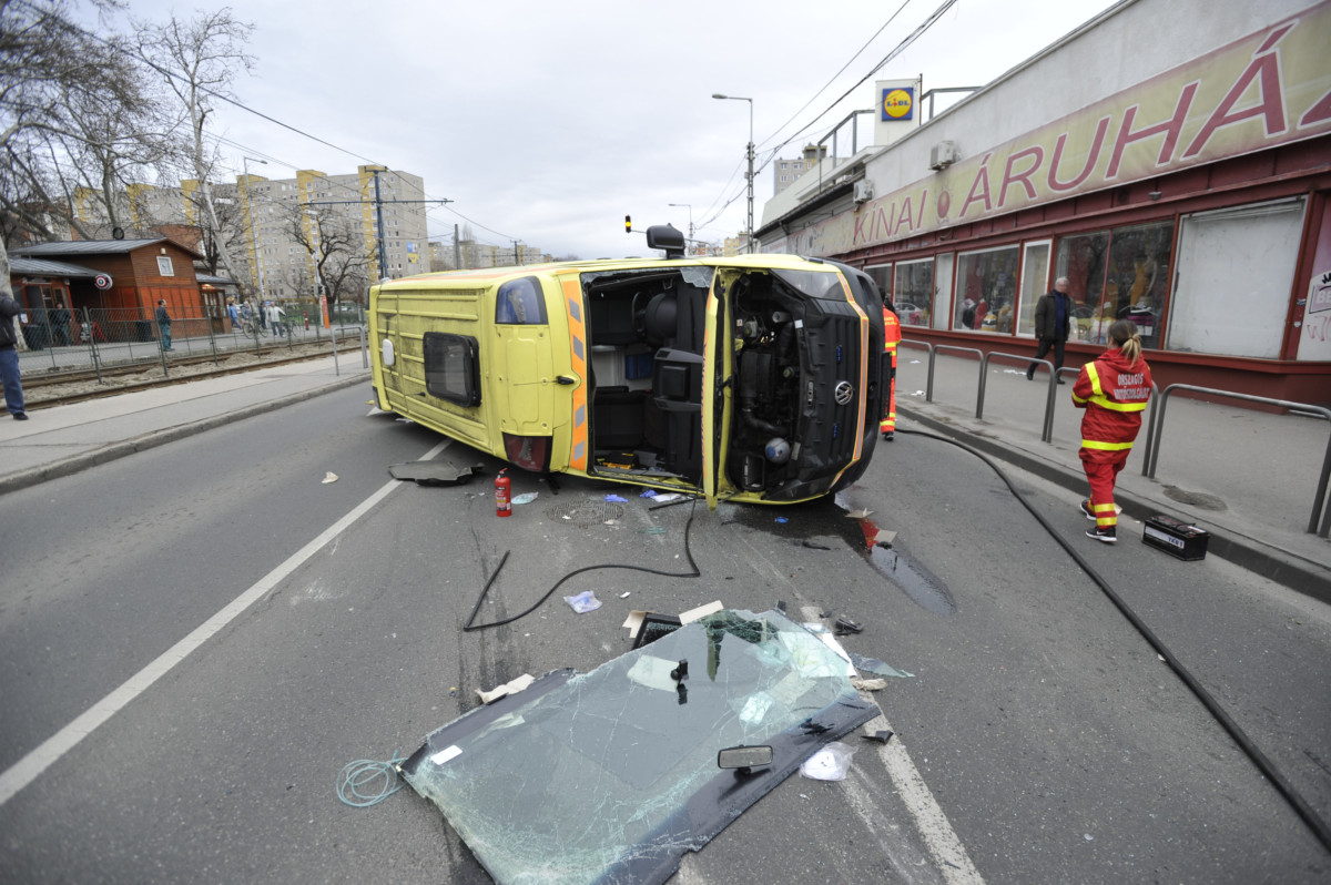 Oldalára dőlt mentőautó a főváros XIX. kerületében, az Üllői út és a Hunyadi utca kereszteződésében 2019. március 16-án. A mentőautó egy személyautóval ütközött össze.