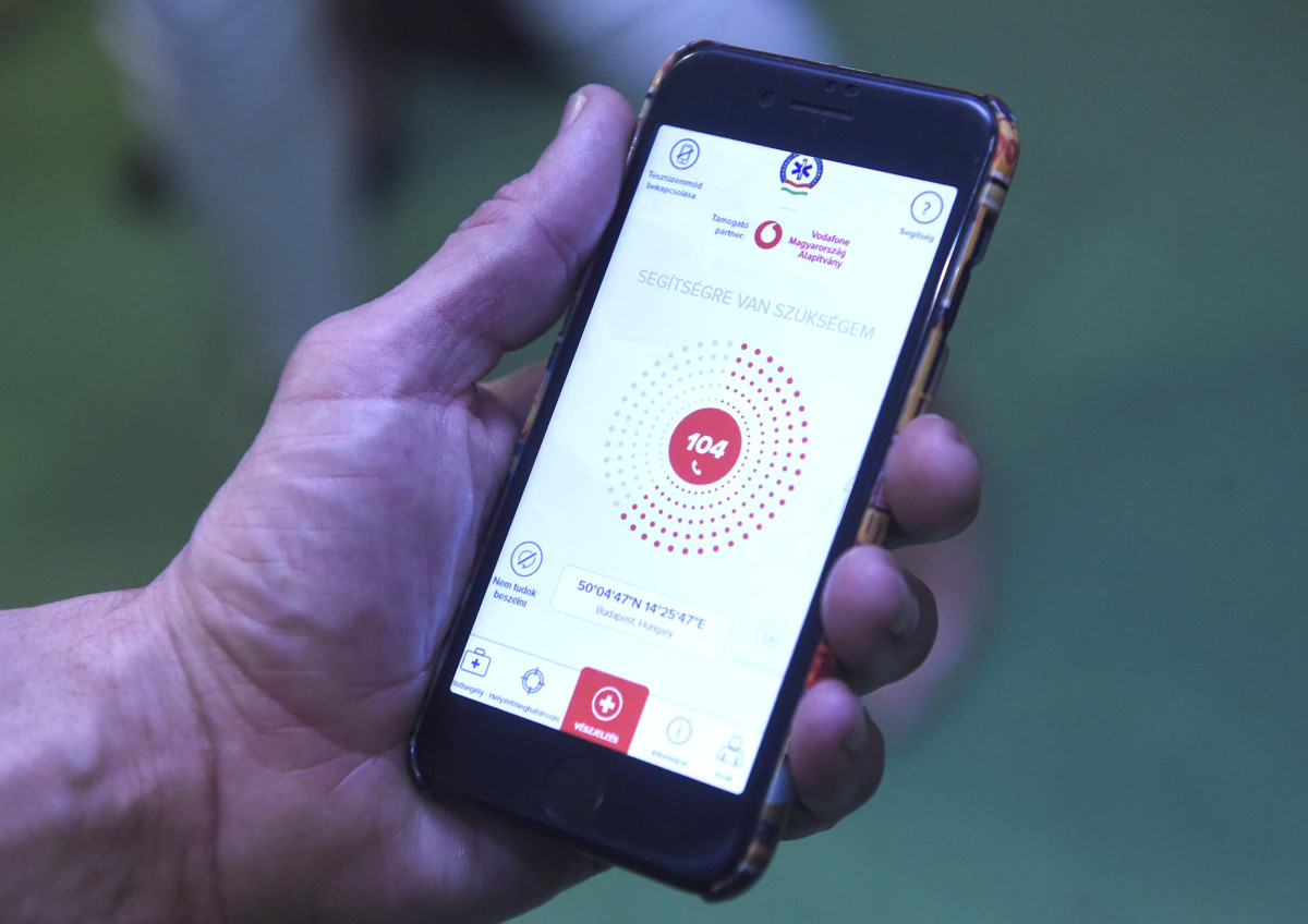A Vodafone Magyarország Alapítvány és az Országos Mentőszolgálat mentőhívást megkönnyítő és a segítségnyújtást gyorsabbá tevő ÉletMentő applikációja a magyarországi bevezetését bejelentő sajtótájékoztatón az Országos Mentőszolgálat Budapesti Mentésirányító Központjában 2019. április 4-én.