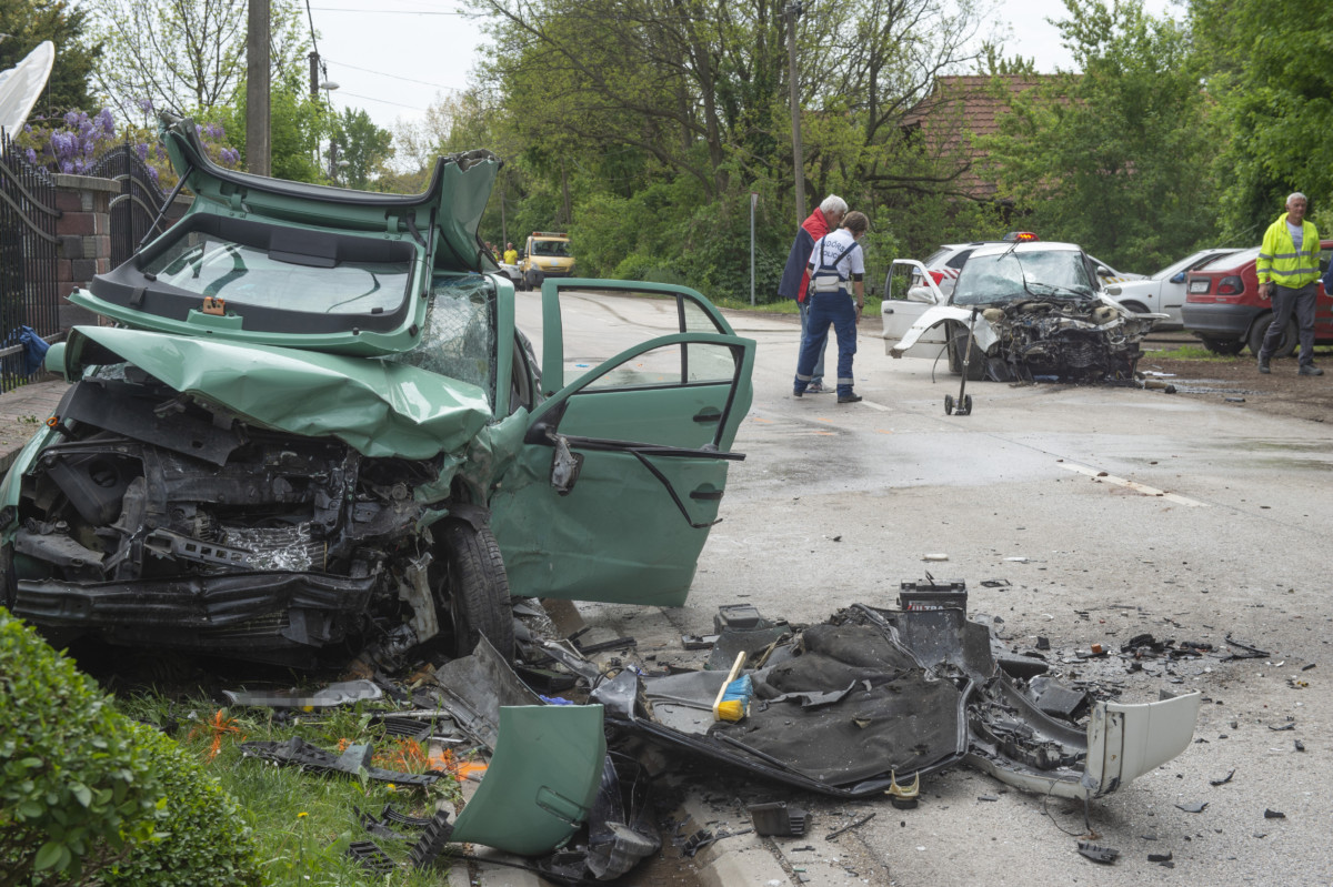 Helyszínelők dolgoznak Szentendrén, a Szentlászlói úton történt baleset helyszínén 2019. április 27-én.