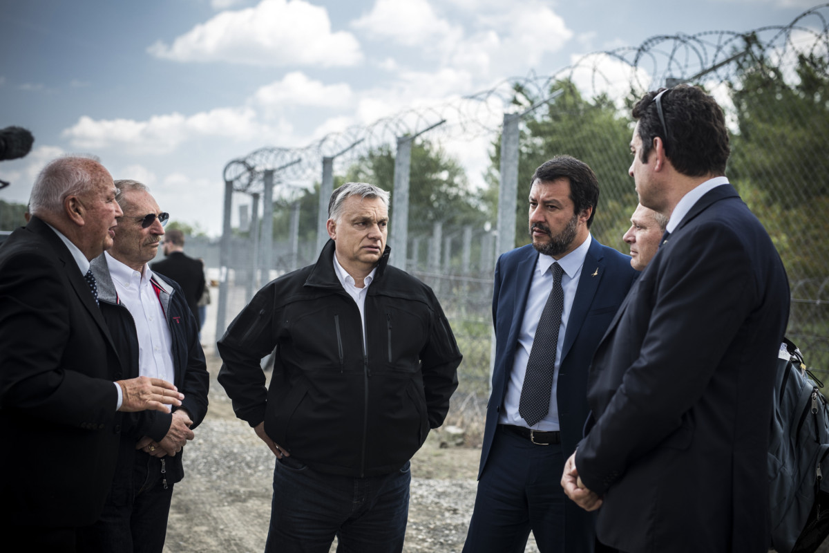 Orbán Viktor miniszterelnök (k), Matteo Salvini olasz belügyminiszter, miniszterelnök-helyettes (j3) és Pintér Sándor belügyminiszter (b2) határszemlén Röszkénél 2019. május 2-án.