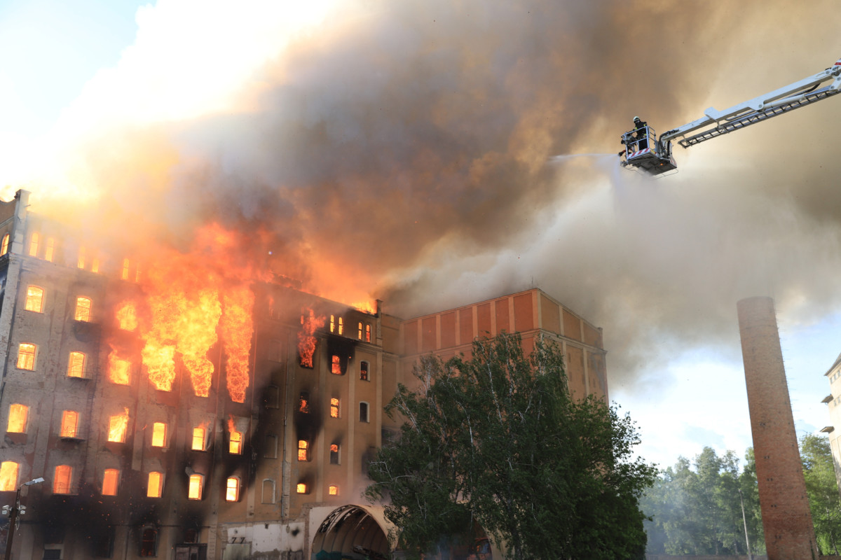 Tűzoltók az egykori békéscsabai István-gőzmalomnál, amely kigyulladt 2019. május 21-én.