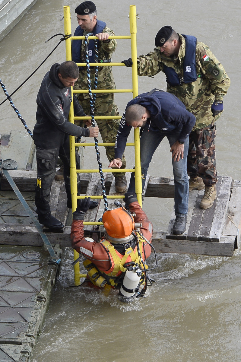 Búvár ereszkedik a vízbe a hajóbalesetben elsüllyedt Hableány turistahajó állapotának vizsgálatakor a Margit hídnál 2019. május 30-án.